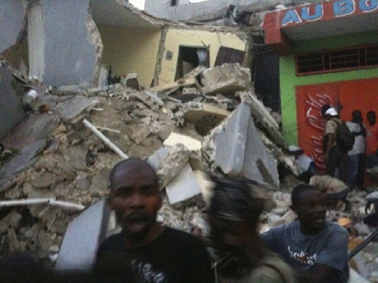 El 12 de enero de 2010 un fuerte terremoto destruyó en gran parte la capital de Haití, Puerto Príncipe y otras localidades de esa isla. Hubo cientos de miles de muertos y desaparecidos. 